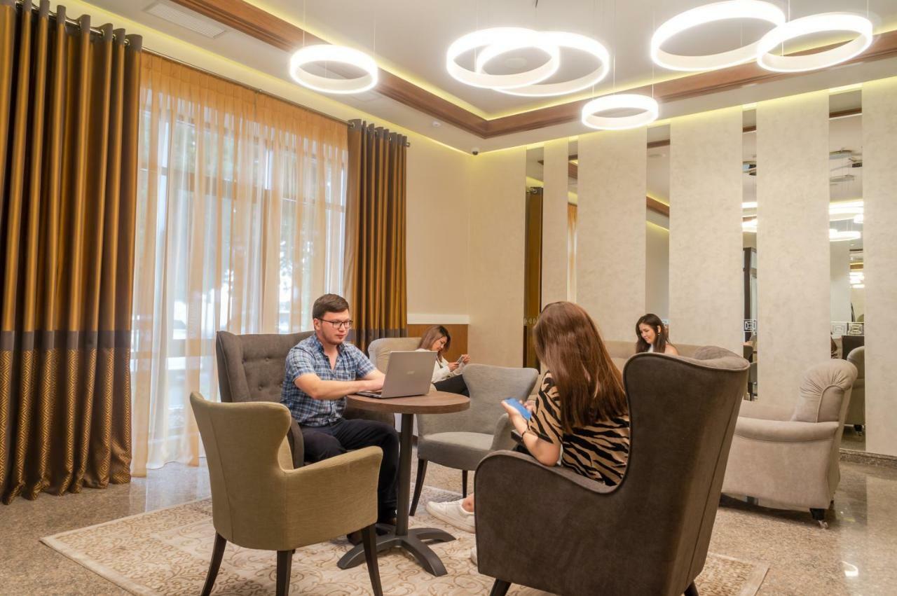 Royal Plus Hotel Almaty Eksteriør bilde